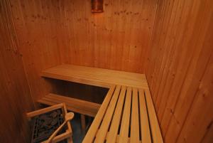 奥特尔恩多夫Ferienhaus Wattwurm的木制桑拿,里面设有木凳