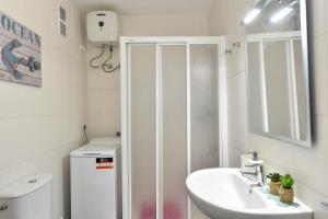 莫甘Beach Apartment in Playa del Cura 323的白色的浴室设有水槽和淋浴。