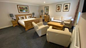 斯通斯通豪斯百思博客酒店的酒店客房配有一张床、一张沙发和椅子。