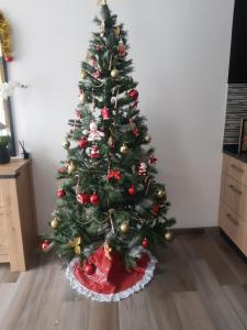 MontansVilla des rives du Lac的房间里的圣诞树上装饰着饰物