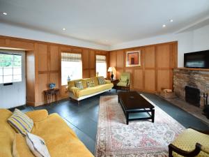 MayboleCloncaird Castle Estate Cottages的带沙发和壁炉的客厅