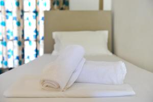 克里奥斯Hotel Marina的床上的可移动毛巾