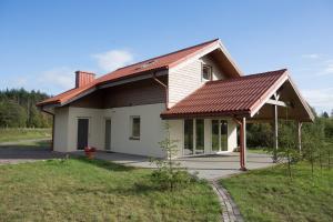 KoplyčninkaiAurora houses的田野上金属屋顶的房子