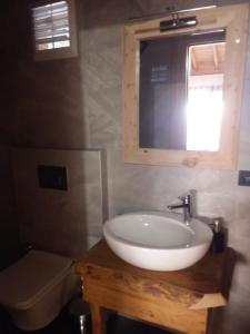 费特希耶Esila bungalow sea and nature wiev的浴室设有白色水槽和镜子