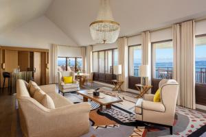 埃维昂莱班罗亚酒店的客厅设有桌椅和窗户。