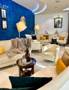里米尼厄尔巴沃格里奥酒店的带沙发和蓝色墙壁的客厅