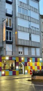卢森堡多莫斯酒店的街道上一座有五彩缤纷外墙的建筑