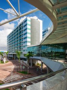 萨尔瓦多Best Western Salvador Hangar Aeroporto的带有玻璃幕墙和自动扶梯的办公楼