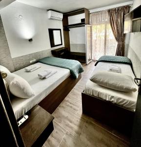 利迈纳里亚Grecian Sea的客房设有两张床和窗户。