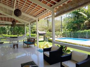 莫罗圣保罗Villa Rossella的一个带吊床的庭院和一个游泳池