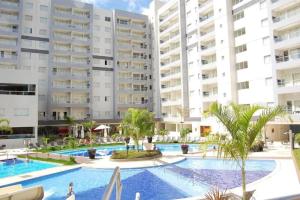 热河市Apartamentos em Rio Quente com maravilhosa área de lazer e linda vista的一座公寓大楼的图片,设有一个游泳池