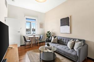 悉尼Balmain Wharf 1 bedroom Apartments的客厅配有沙发和桌子