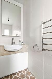 悉尼Balmain Wharf 1 bedroom Apartments的白色的浴室设有水槽和镜子