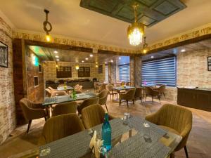 斯利那加Hotel Green Rooms, Vintage Luxury Near Dal Lake的一间在房间内配有桌椅的餐厅