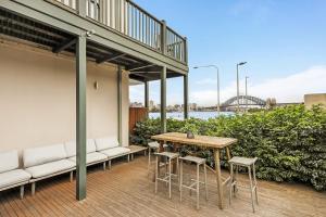 悉尼Balmain Wharf 1 bedroom Apartments的一个带桌椅和桥梁的庭院