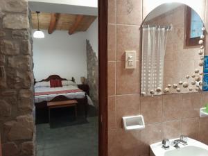 蒂尔卡拉La Casa del Indio的一间带水槽的浴室和一张位于客房内的床