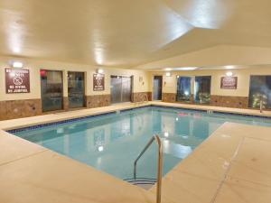 韦纳奇Wenatchee Inn的酒店的大型游泳池