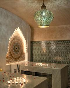卡萨布兰卡艺术宫Spa套房酒店的一间设有一张桌子、蜡烛和吊灯的房间