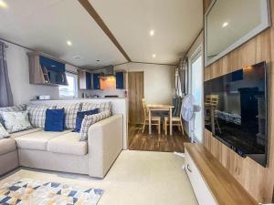 惠茨特布尔Lovely 6 Berth Caravan With Decking And Wifi In Kent, Ref 47017c的带沙发的客厅和用餐室
