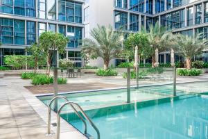 迪拜HiGuests - Magnificent Apt with Panoramic Views All Around的一座建筑的庭院中的游泳池