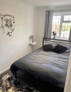 Spacious 5 Bedroom House- Harry potter world & London客房内的一张或多张床位