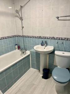 沃特福德Spacious 5 Bedroom House- Harry potter world & London的一间带卫生间和水槽的浴室
