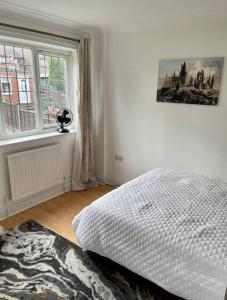 沃特福德Spacious 5 Bedroom House- Harry potter world & London的白色的卧室设有床和窗户