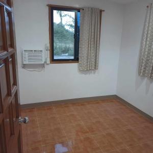 SaavedraSaavedra Guesthouse的一间空房间,设有窗户和瓷砖地板