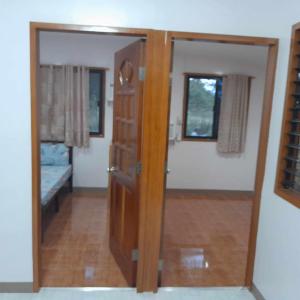 SaavedraSaavedra Guesthouse的通向带卧室的房间的开放式门