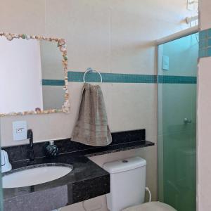 圣若泽-达科罗阿格兰迪Pousada Abreu do Una的一间带水槽、卫生间和镜子的浴室