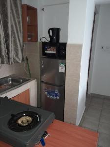 内罗毕REMA AIRBNB'S的一间带水槽和冰箱的小厨房