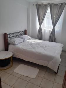 内罗毕REMA AIRBNB'S的卧室配有白色的床和窗户