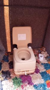 AdrouineGambe Camp的一间多彩的房间里坐的厕所