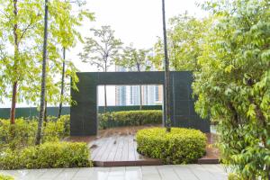 雪邦FxA Studios Core Soho Suites KLIA 1 & 2 FREE WIFI的享有带树木和秋千的花园美景。