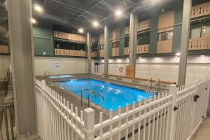 大白山Snow Ghost Inn 326的一座带两扇水龙头的游泳池