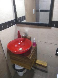 圣特雷西塔Departamentos mora的一间带红色水槽和镜子的浴室