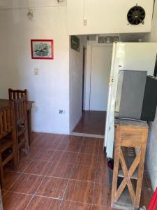 圣特雷西塔Departamentos mora的铺有木地板的客厅和厨房