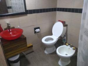 圣特雷西塔Departamentos mora的一间带红色盥洗盆和卫生间的浴室