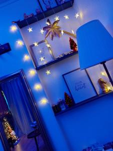 科尔马Superbe appartement Colmar avec vue et Jacuzzi的墙上有圣诞灯的房间