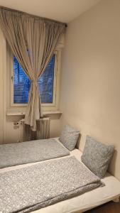 斯德哥尔摩2 room Apartment in Hammarby by Stockholm City的一间卧室设有两张床和窗户。