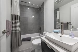 多伦多Luxury Properties in Toronto Downtown Core的白色的浴室设有水槽和卫生间。