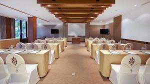 北芭堤雅兀兰酒店芭堤雅度假村的一间设有一排桌椅的会议室