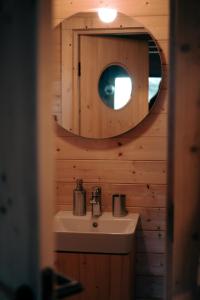 Horné Hámrekiva cabin的一间带水槽和镜子的浴室