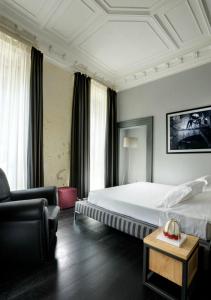 罗马艺术纳沃纳套房的酒店客房,配有床和沙发