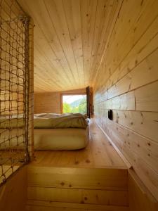 Horné Hámrekiva cabin的一间设有一张床铺的木房间,设有窗户