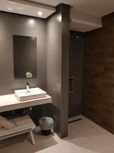 卡萨布兰卡Yto boutique Hotel的浴室设有白色水槽和镜子