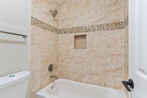 亚特兰大W - Atlanta Luxury 1bdr 1bath ensuite shared Condo in prime location的带淋浴、浴缸和卫生间的浴室