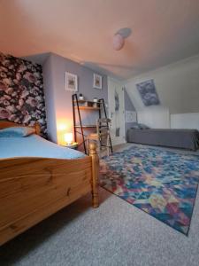 沙托兰Numéro 1的一间卧室配有床和色彩缤纷的地毯。
