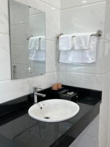 波来古市Đoàn Gia Luxury House的浴室配有盥洗盆、镜子和毛巾