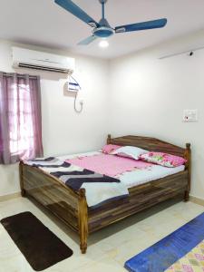 PithāpuramP V J RESIDENCY HOME Stay的配有吊扇的客房内的一张床位